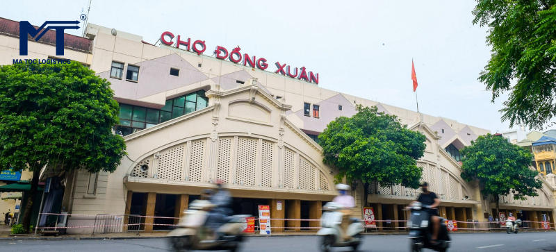 Mua hàng tại chợ Đồng Xuân