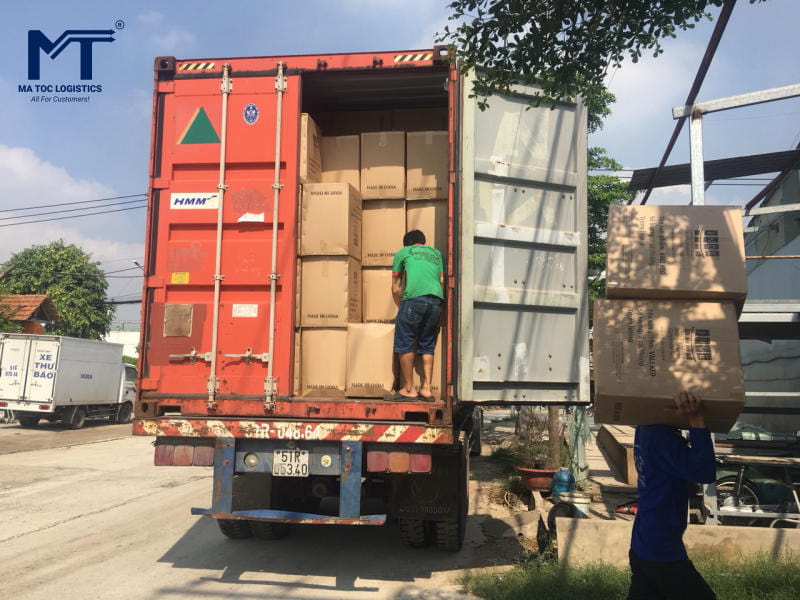 Nhân viên xếp hàng hóa lên container