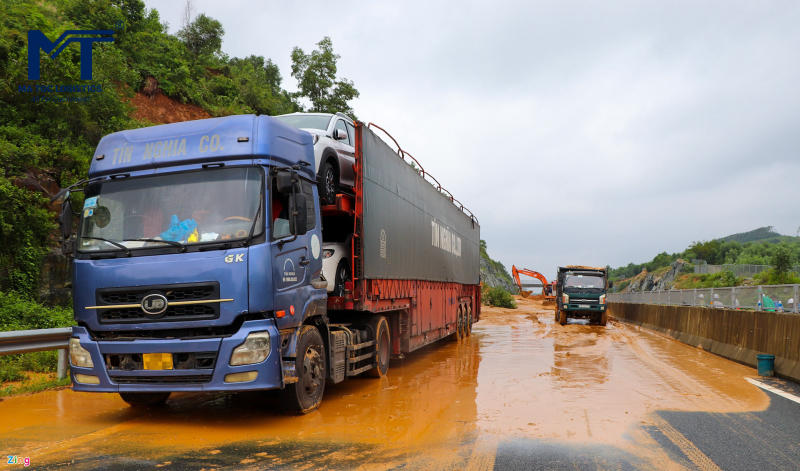 Xe chở hàng khó di chuyển khi thời tiết xấu
