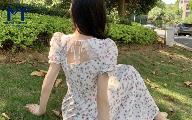 Thiết kế mẫu đầm voan hoa nhí thích hợp với mùa hè