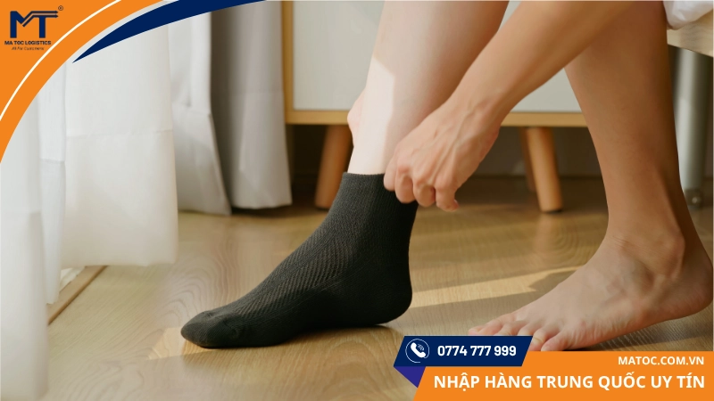 Hãy mang tất khi đo kích thước để có được size chuẩn nhất