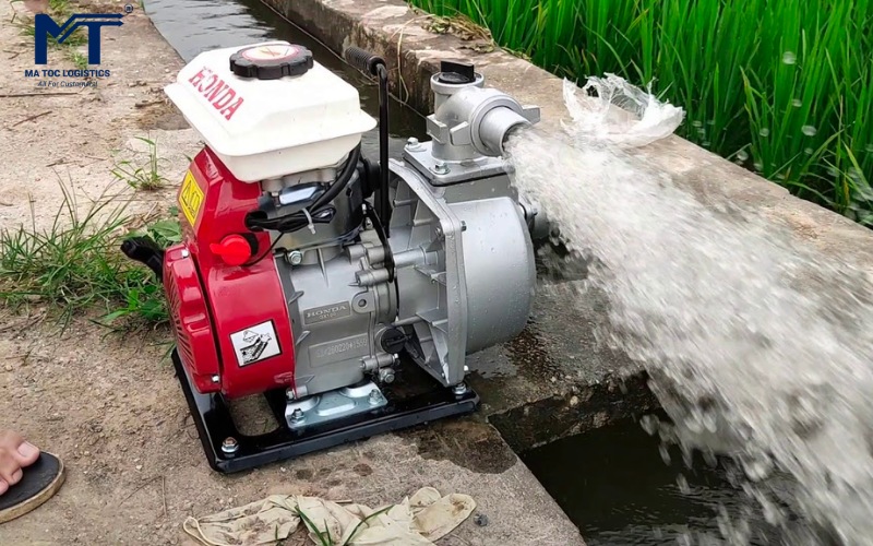 Đặt máy càng gần mặt nước càng tốt